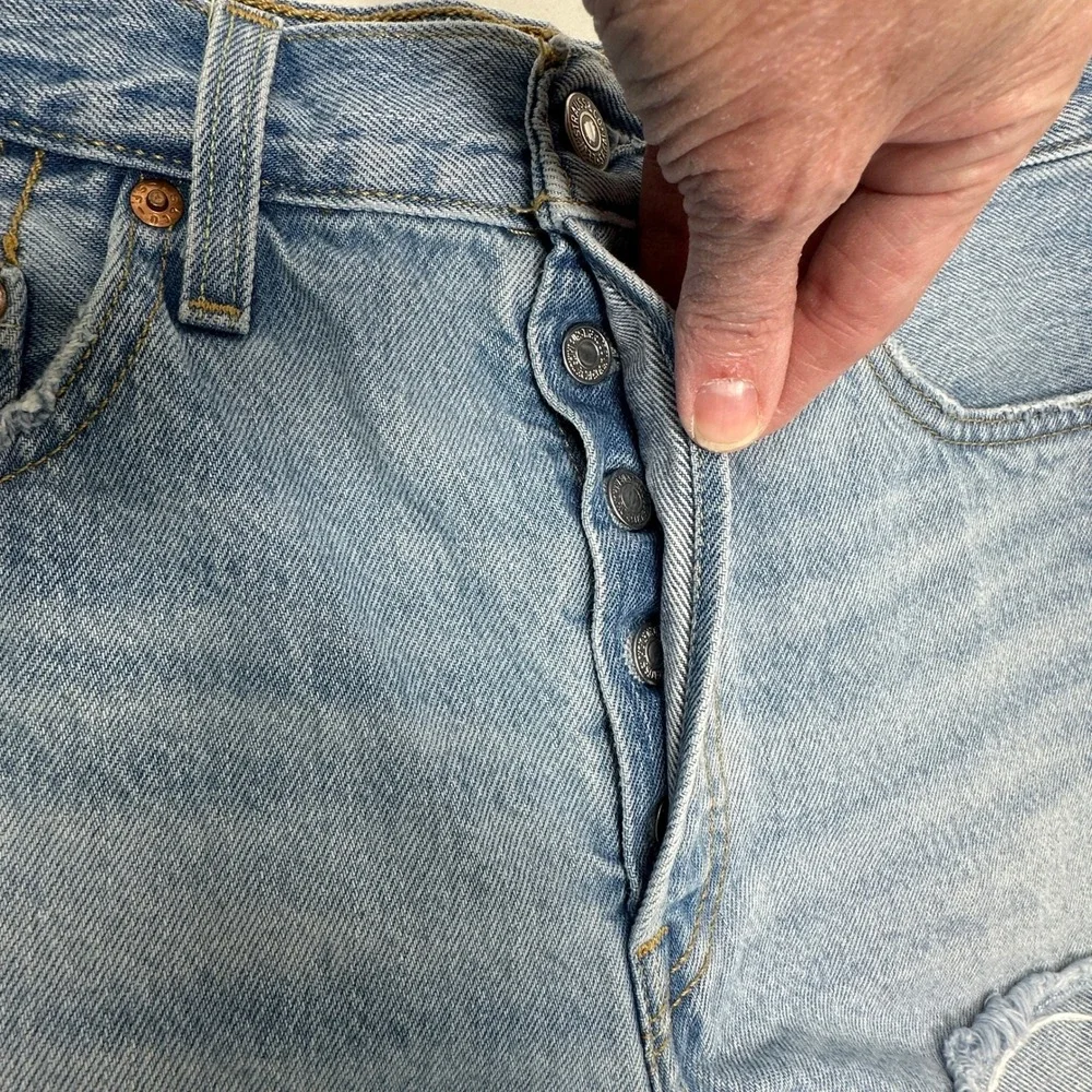 Levis Premium Denim Shorts Womens 28 Light‎ Wash Frayed Hem High Rise Button Fly